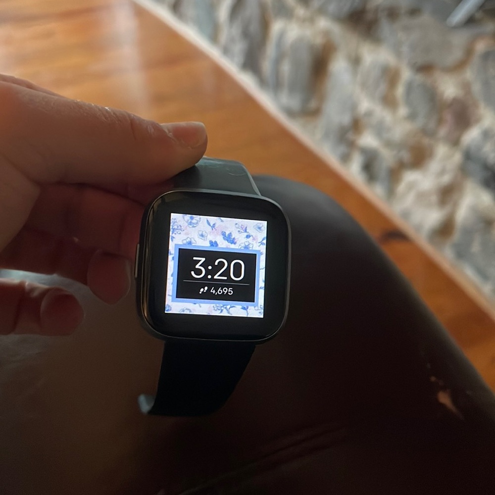 Wanting to upgrade the watch comes with the charger and is in great shape.